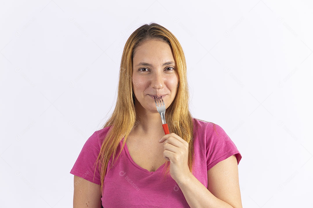 Linda mulher jovem garota segurando colher sobre fundo isolado