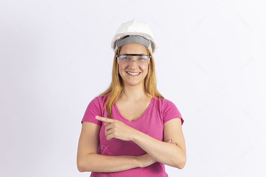 Linda mulher jovem garota usando capacete de obra de segurança