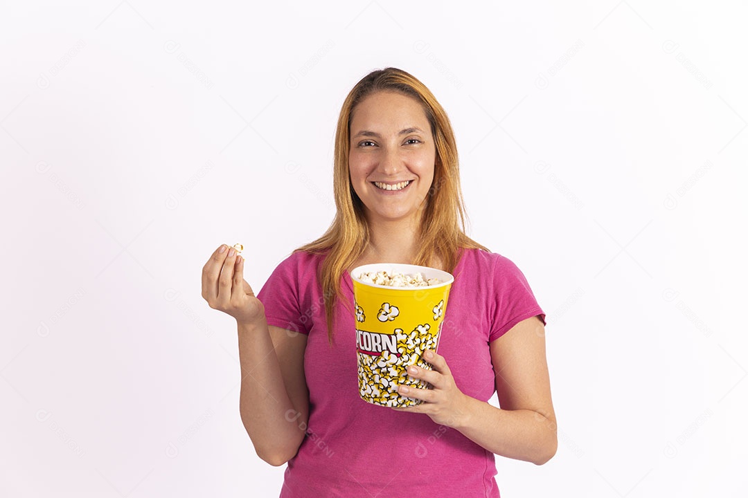 Linda mulher jovem garota segurando balde de pipoca