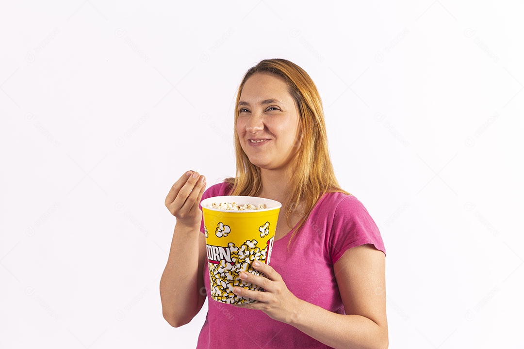 Linda mulher jovem garota segurando balde de pipoca