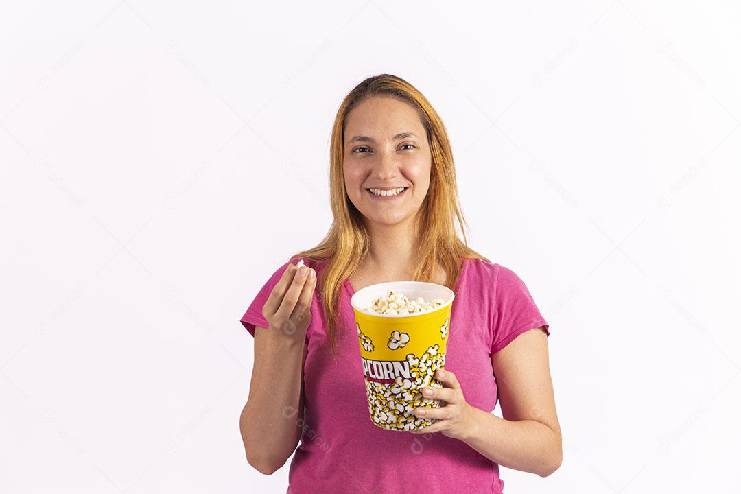 Linda mulher jovem garota segurando balde de pipoca