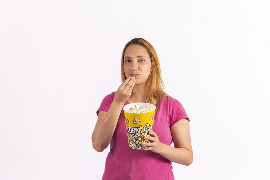 Linda mulher jovem garota segurando balde de pipoca