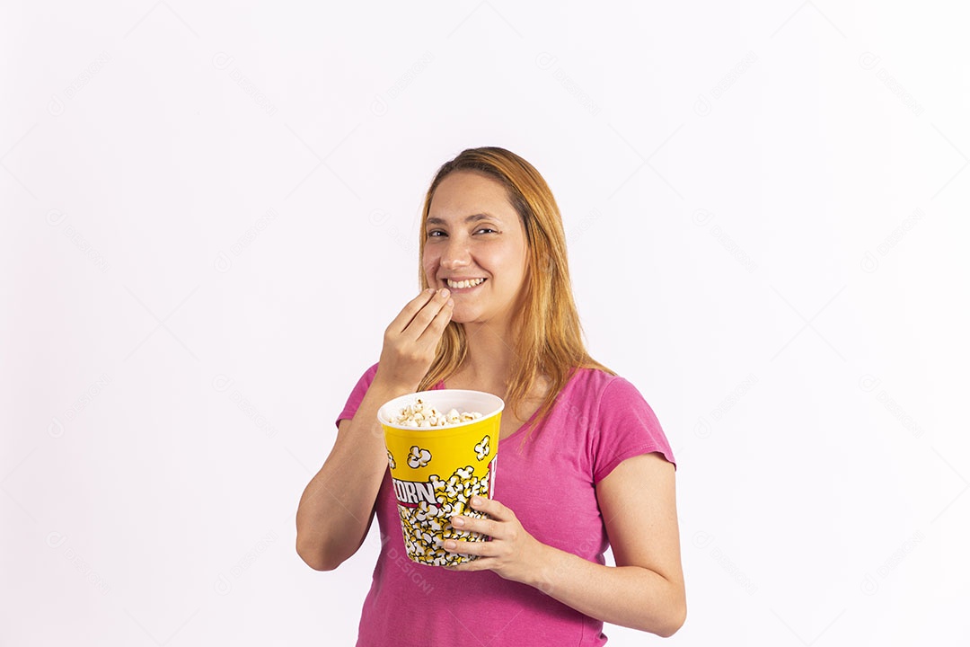 Linda mulher jovem garota segurando balde de pipoca