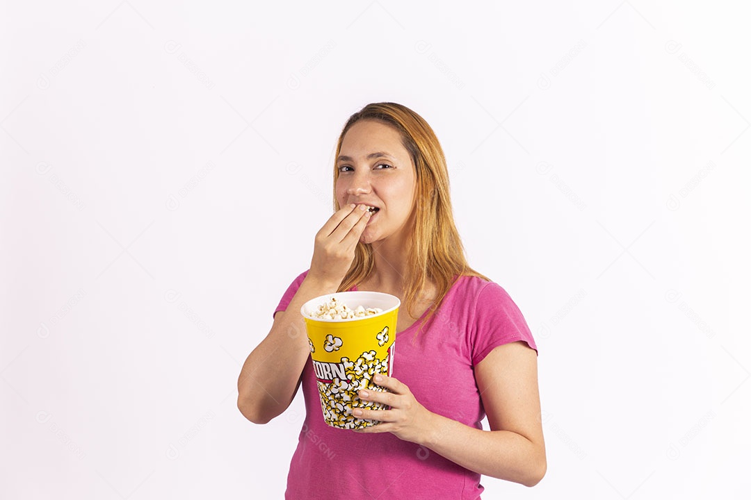 Linda mulher jovem garota segurando balde de pipoca