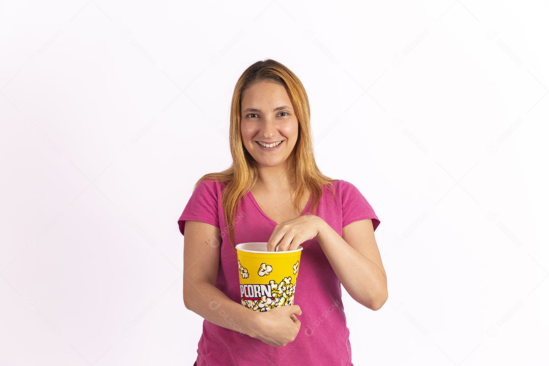 Linda mulher jovem garota segurando balde de pipoca