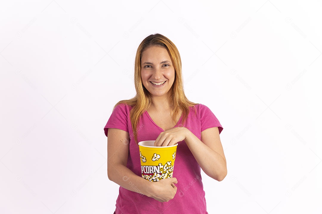 Linda mulher jovem garota segurando balde de pipoca