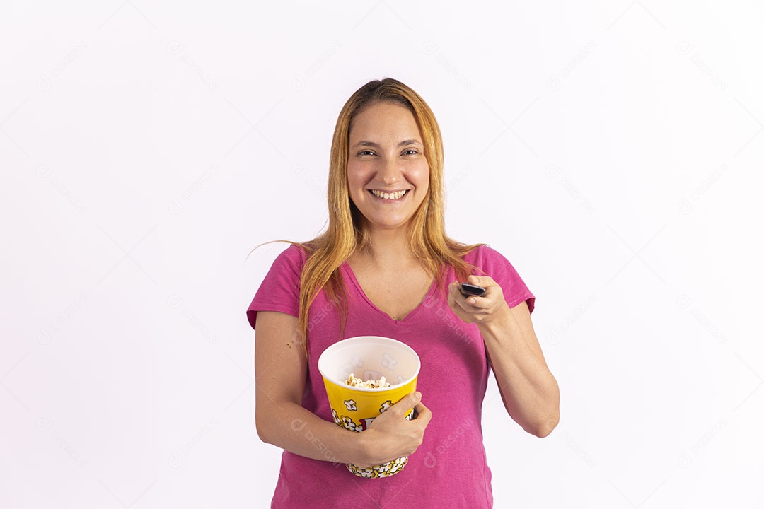 Linda mulher jovem garota segurando balde de pipoca