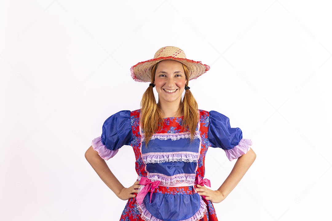 Mulher jovem fantasiada celebrando festas juninas