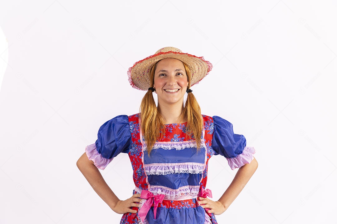 Mulher jovem fantasiada celebrando festas juninas