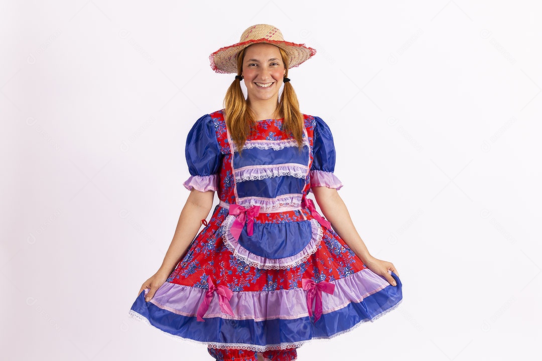 Mulher jovem fantasiada celebrando festas juninas