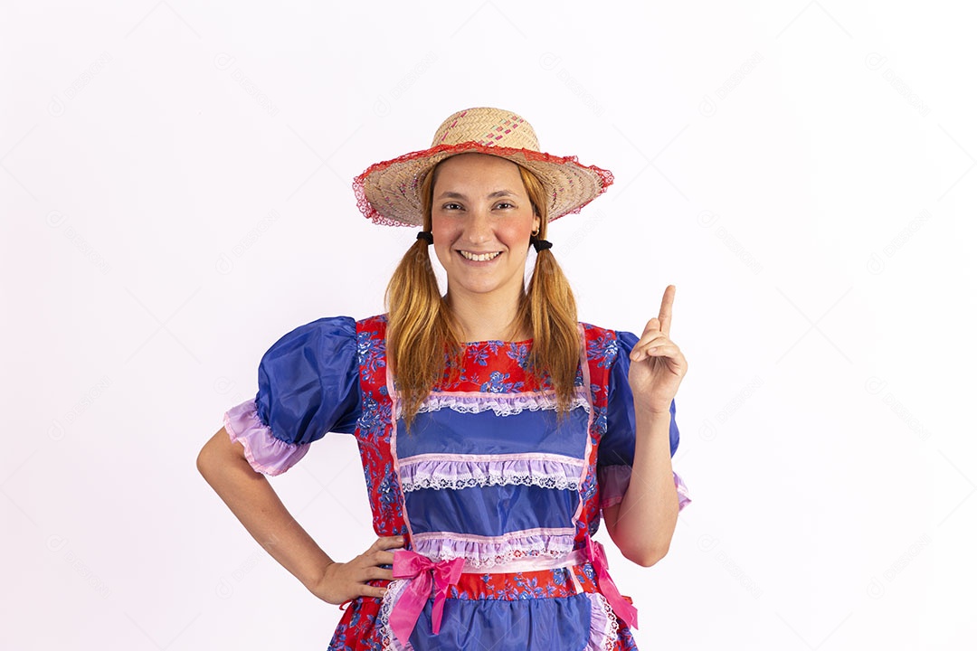 Mulher jovem fantasiada celebrando festas juninas