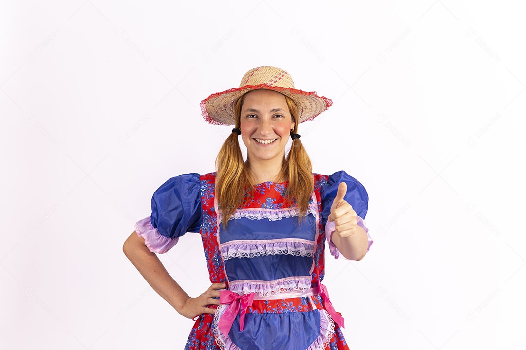 Mulher jovem fantasiada celebrando festas juninas