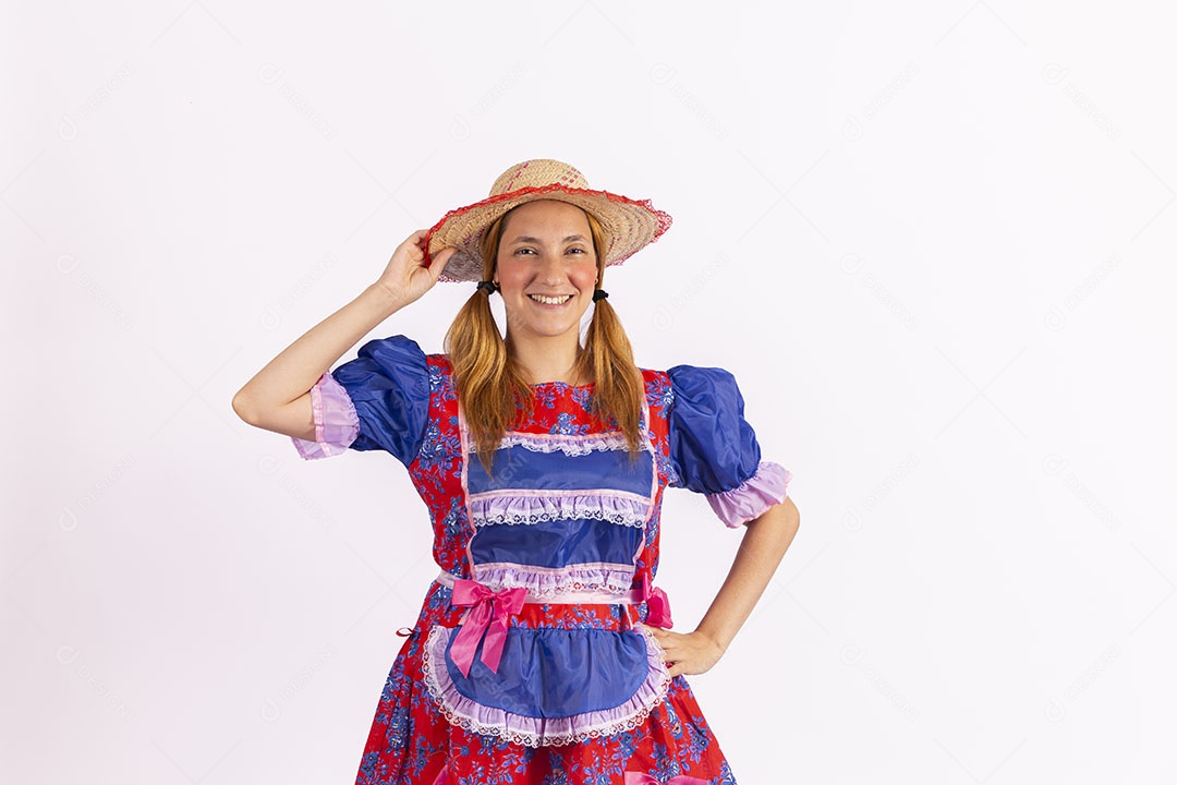 Mulher jovem fantasiada celebrando festas juninas