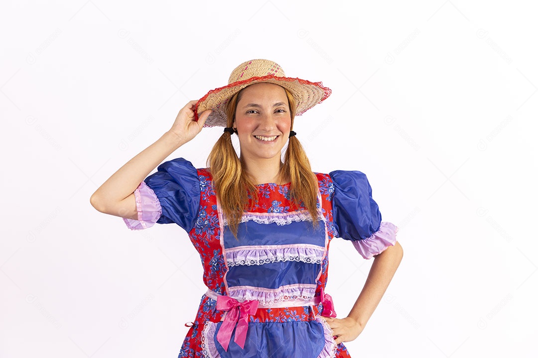 Mulher jovem fantasiada celebrando festas juninas