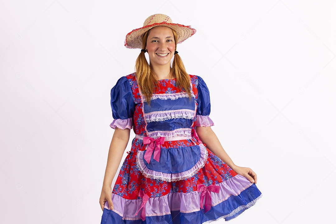 Mulher jovem fantasiada celebrando festas juninas