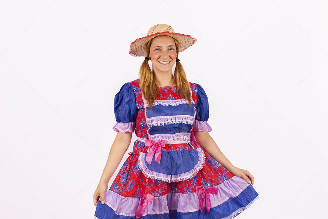 Mulher jovem fantasiada celebrando festas juninas