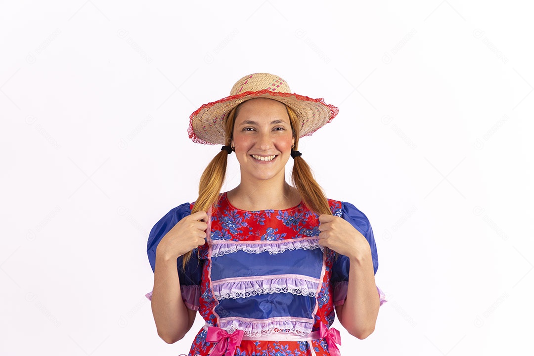 Mulher jovem fantasiada celebrando festas juninas