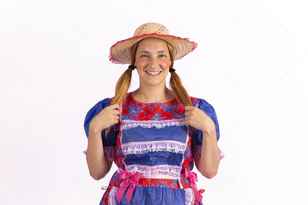 Mulher jovem fantasiada celebrando festas juninas