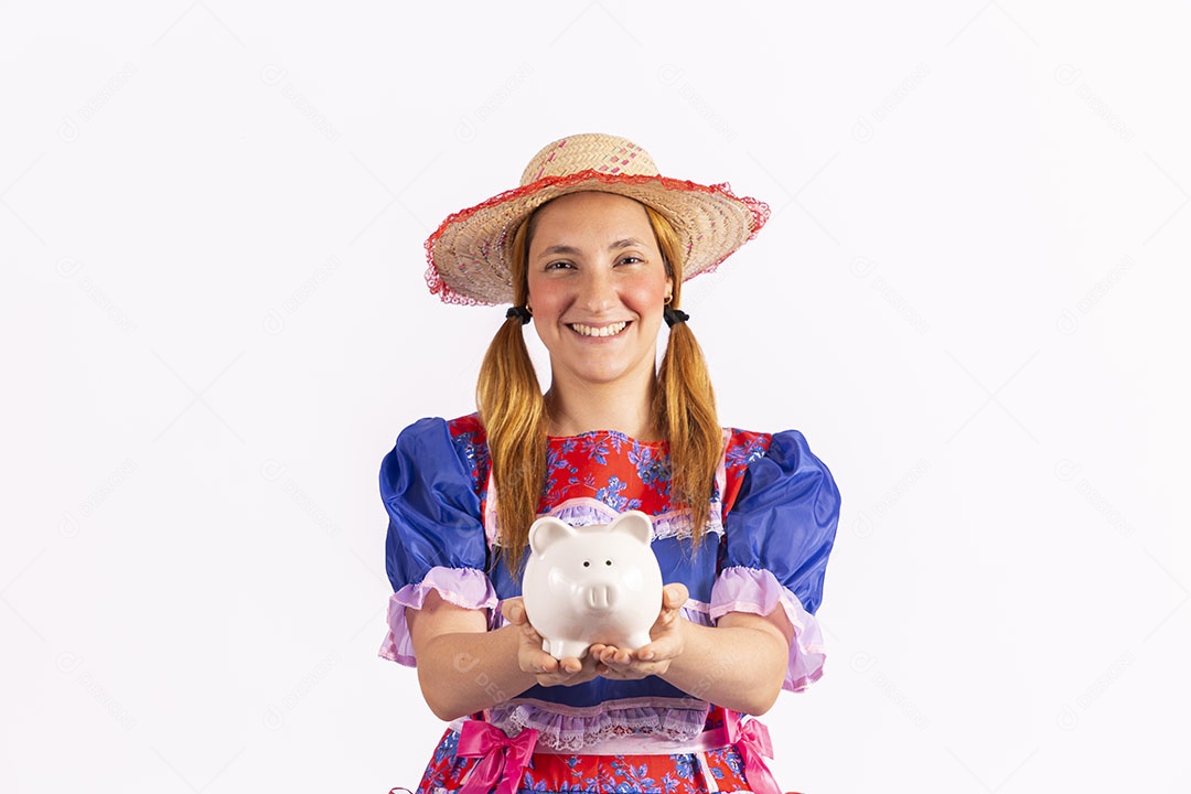 Mulher jovem fantasiada celebrando festas juninas segurando cofrinho