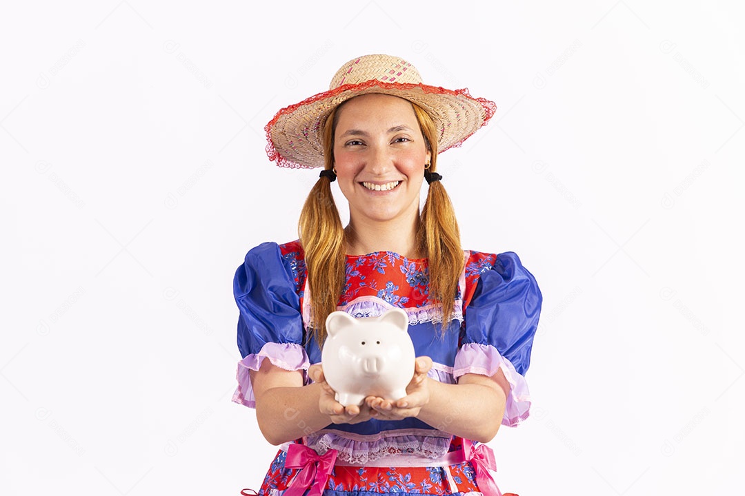 Mulher jovem fantasiada celebrando festas juninas segurando cofrinho