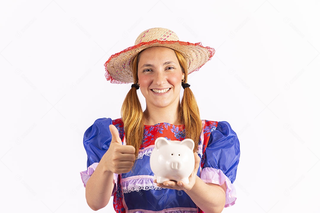 Mulher jovem fantasiada celebrando festas juninas segurando cofrinho