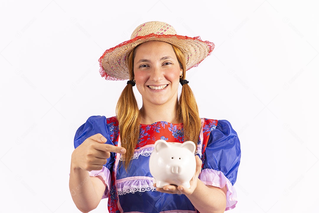 Mulher jovem fantasiada celebrando festas juninas segurando cofrinho