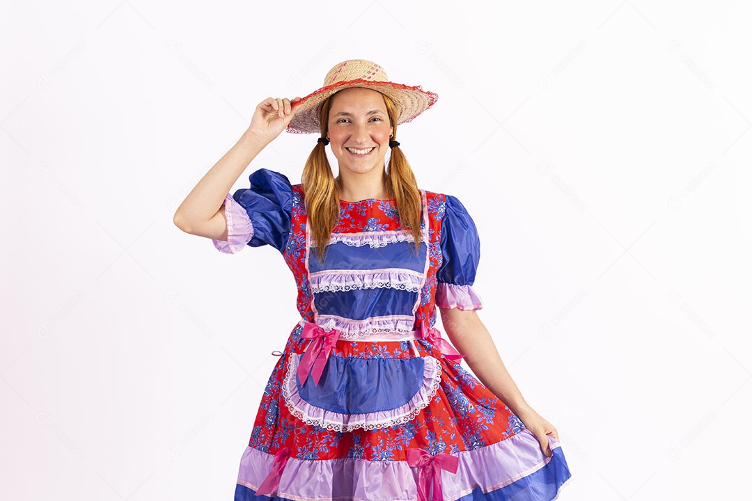 Mulher jovem fantasiada celebrando festas juninas