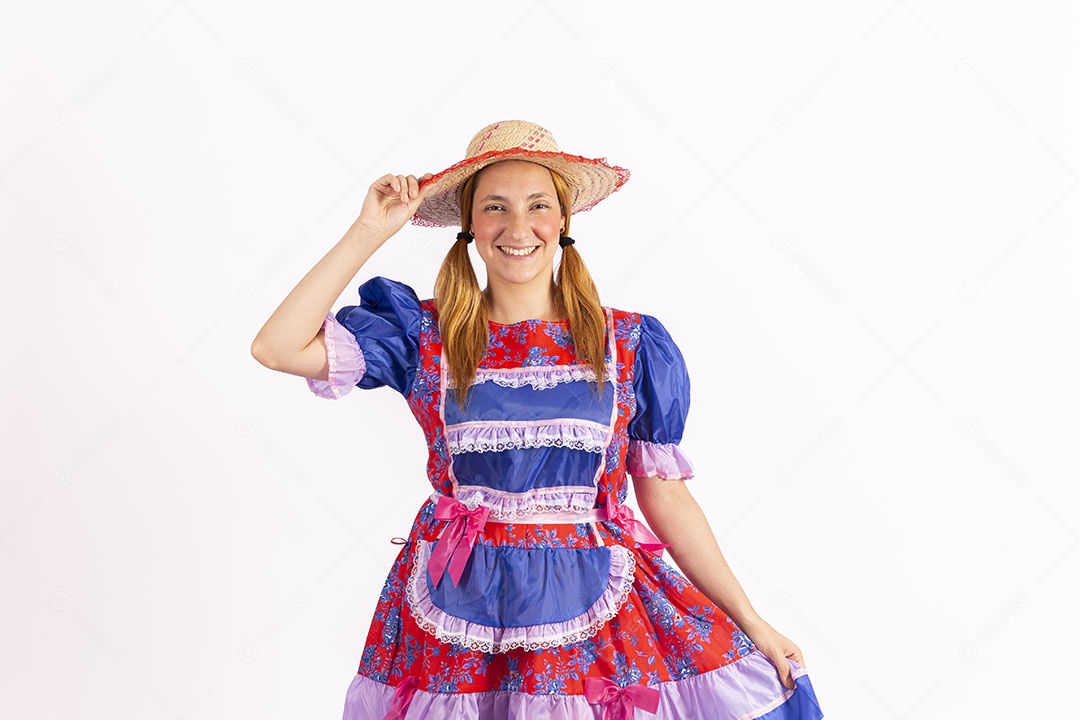 Mulher jovem fantasiada celebrando festas juninas