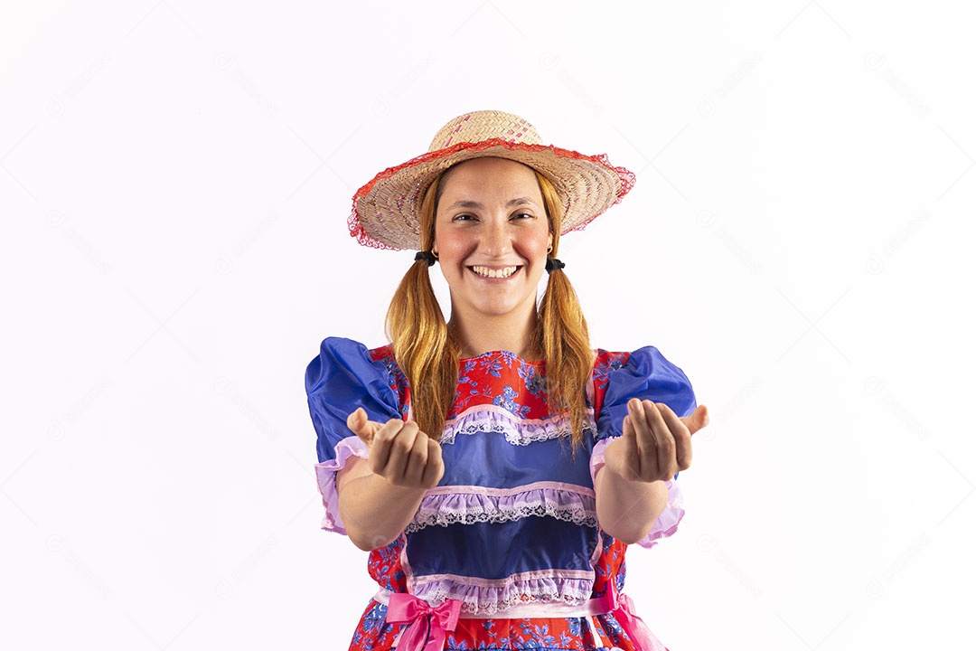 Mulher jovem fantasiada celebrando festas juninas