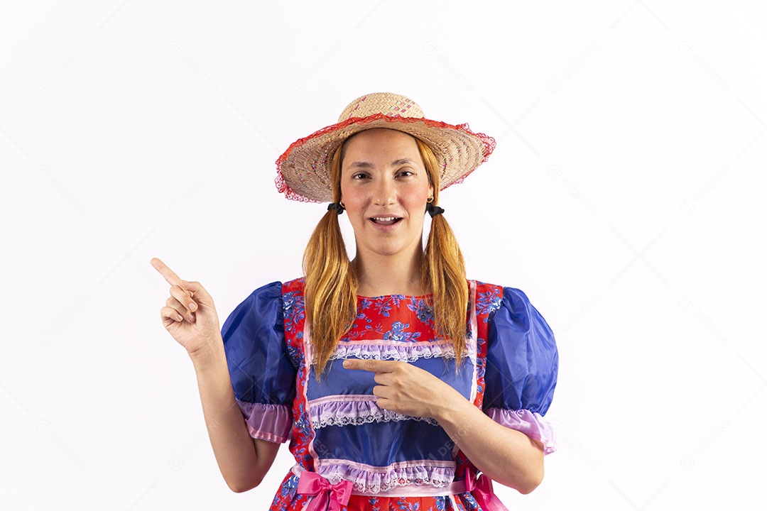 Mulher jovem fantasiada celebrando festas juninas