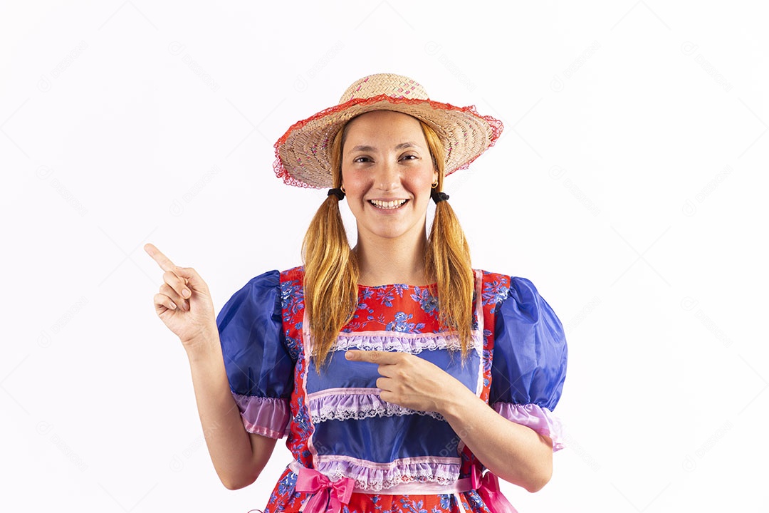 Mulher jovem fantasiada celebrando festas juninas