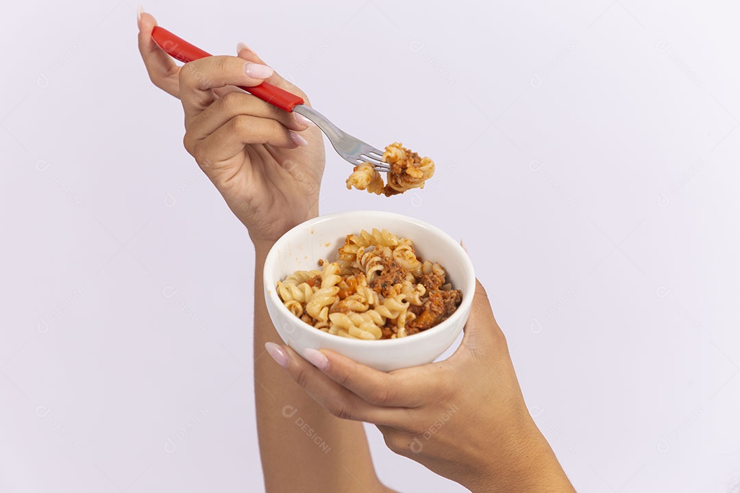 Mãos de pessoa segurando tigela de macarrão