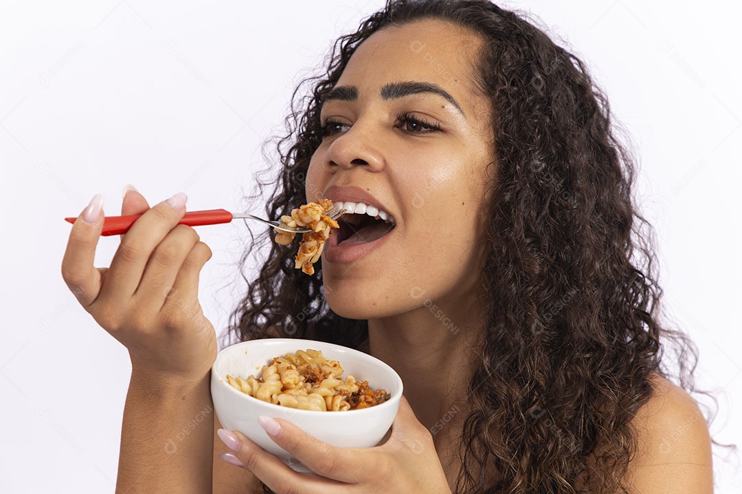 Linda mulher se alimento segurando tigela de macarrão
