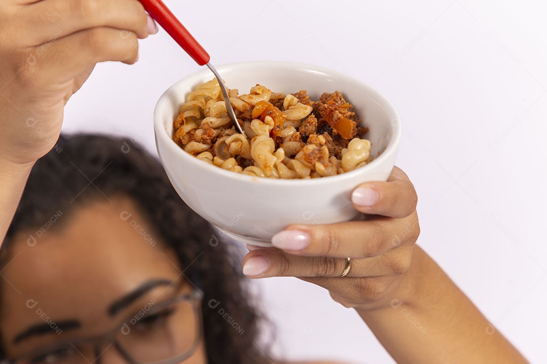 Mãos de pessoa segurando tigela de macarrão