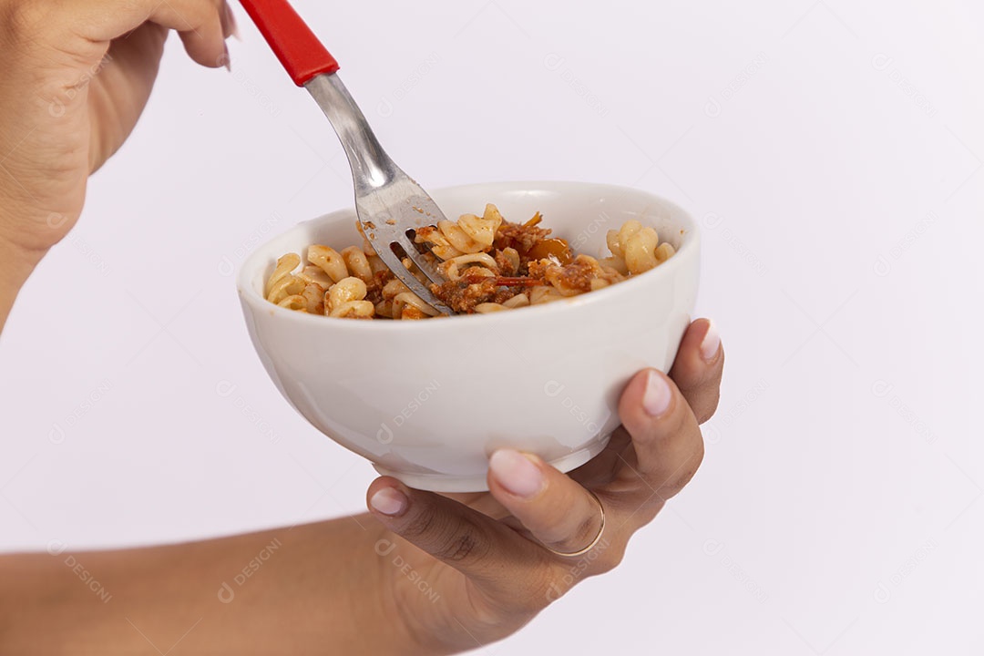 Mãos de pessoa segurando tigela de macarrão