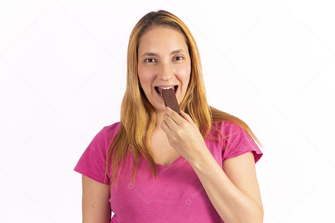 Linda mulher jovem garota segurando barra de chocolate