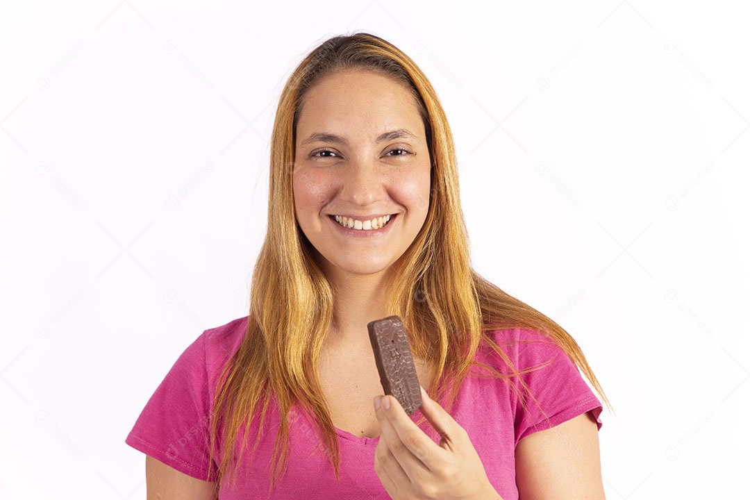 Linda mulher jovem garota segurando barra de chocolate