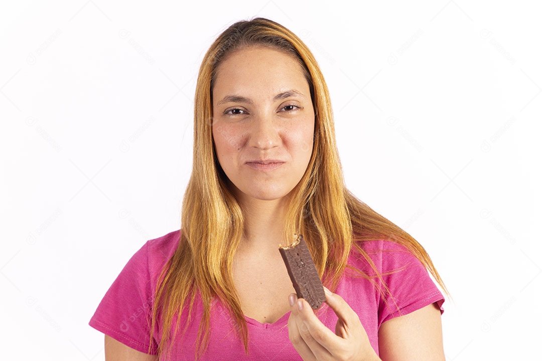 Linda mulher jovem garota segurando barra de chocolate