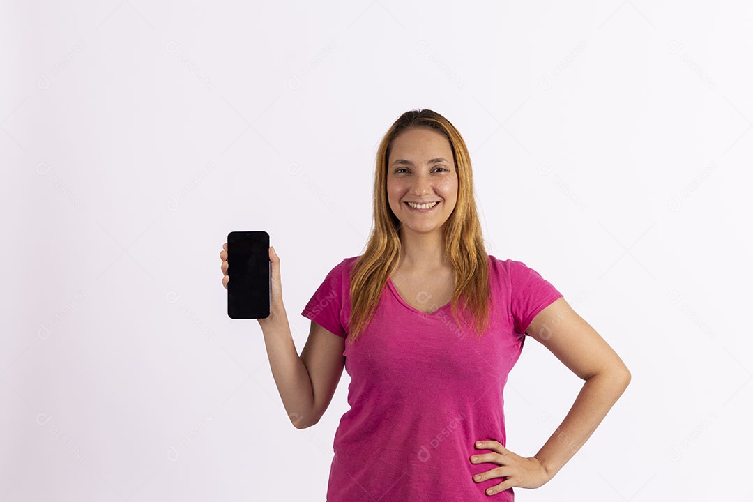 Linda mulher jovem garota sobre fundo isolado branco mexendo em seu celular smartphone