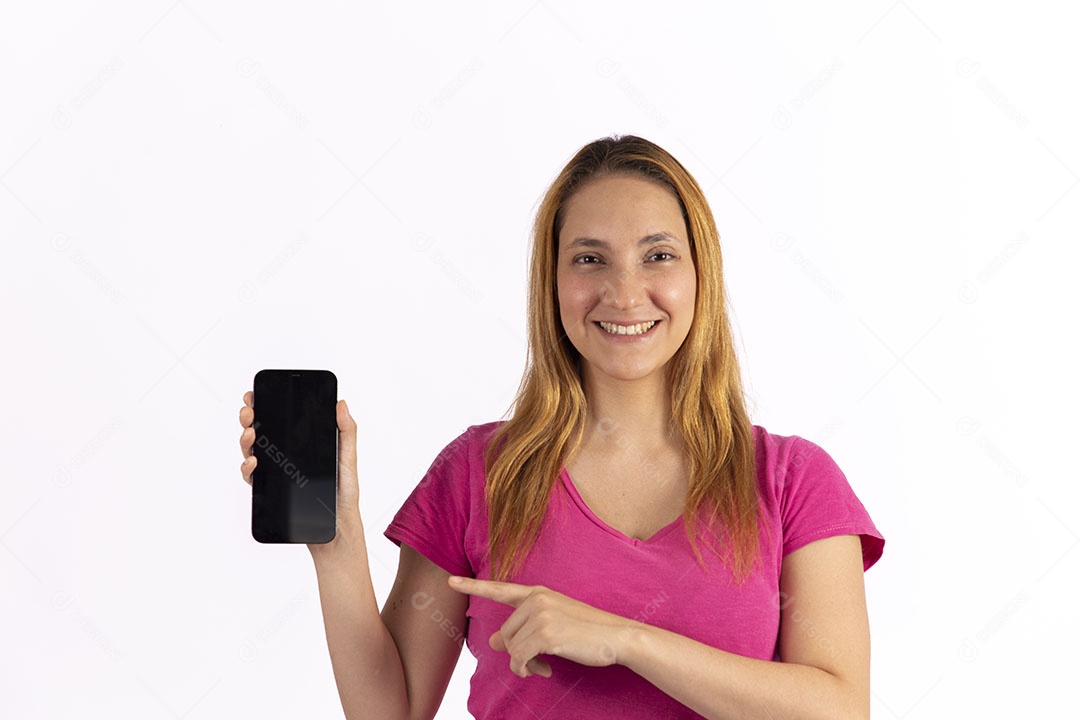 Linda mulher jovem garota sobre fundo isolado branco mexendo em seu celular smartphone