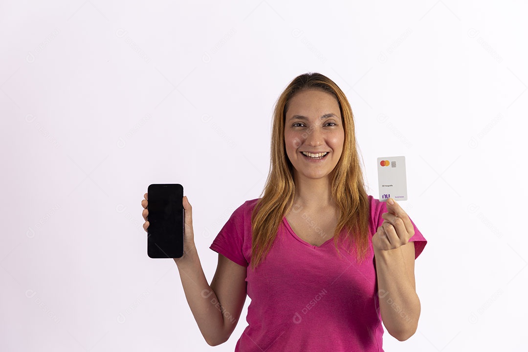 Linda mulher jovem garota segurando seu celular smartphone fazendo compras no cartão de crédito