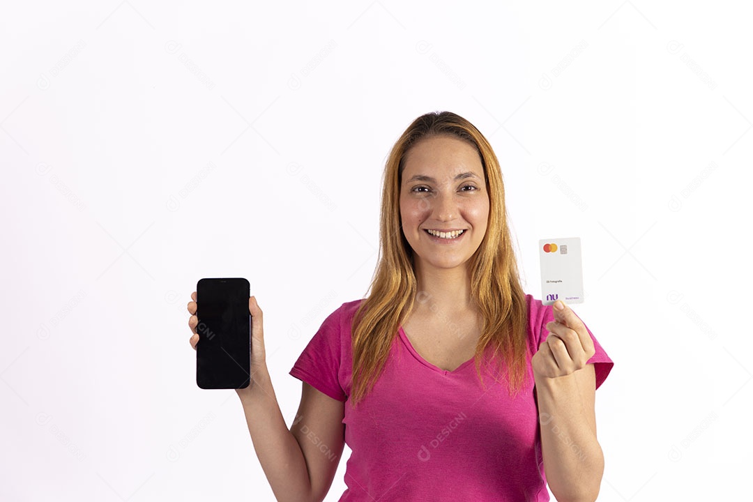 Linda mulher jovem garota sobre fundo isolado branco mexendo em seu celular smartphone