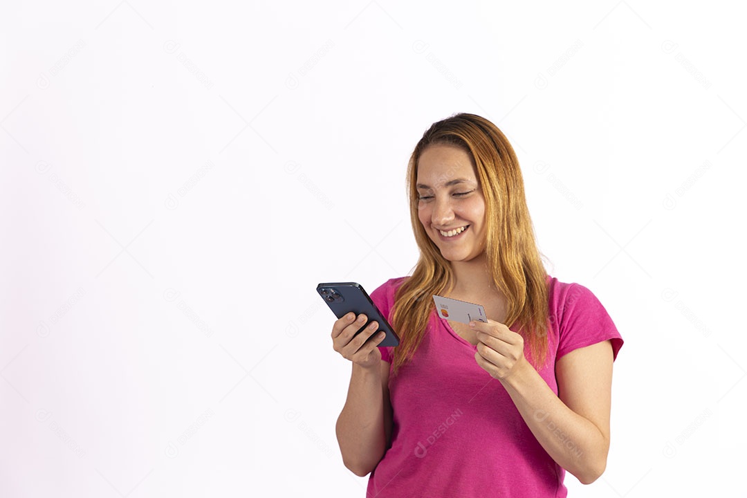 Linda mulher jovem garota sobre fundo isolado branco mexendo em seu celular smartphone