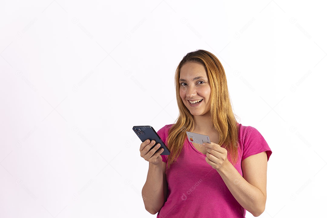 Linda mulher jovem garota sobre fundo isolado branco mexendo em seu celular smartphone