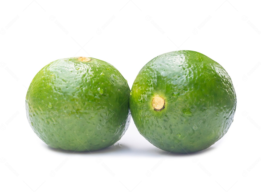 Duas frutas verdes de limão com alguma gota são isoladas em fundo branco com traçado de recorte.
