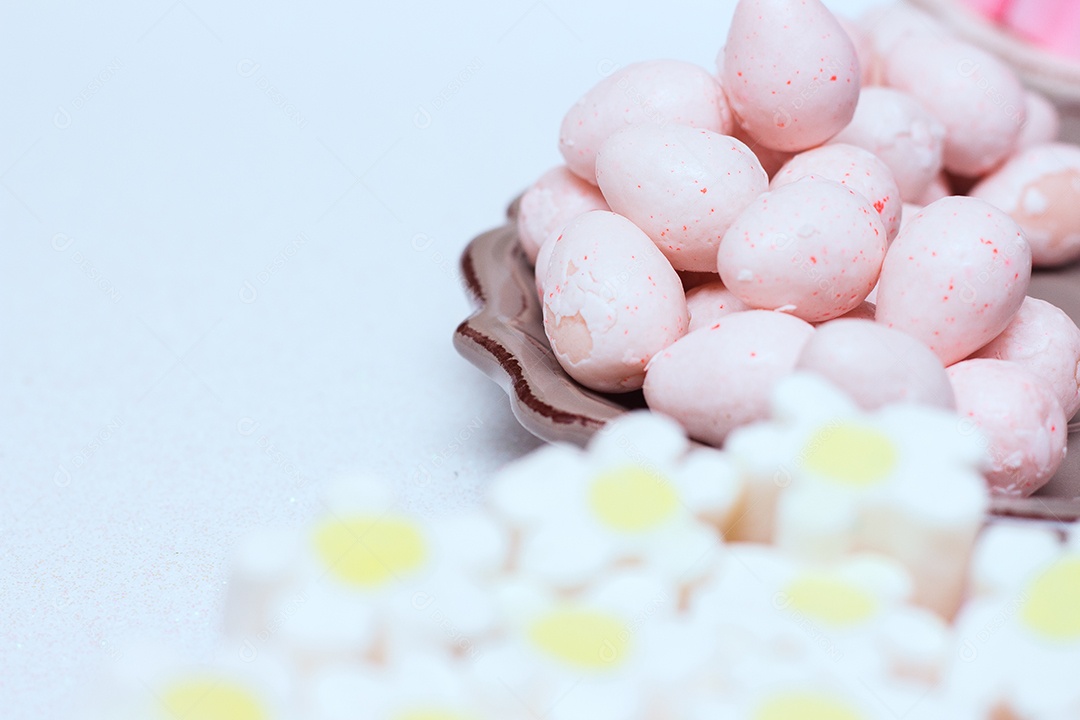 Pequenas tigelas com ovos de Páscoa e bombons