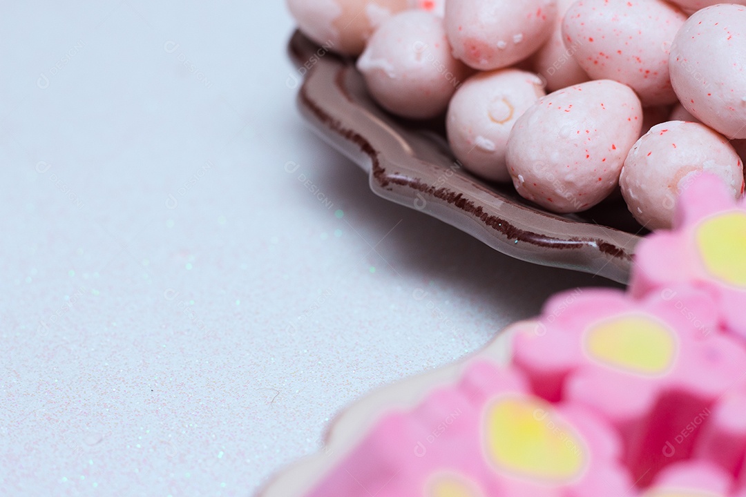 Pequenas tigelas com ovos de Páscoa e bombons