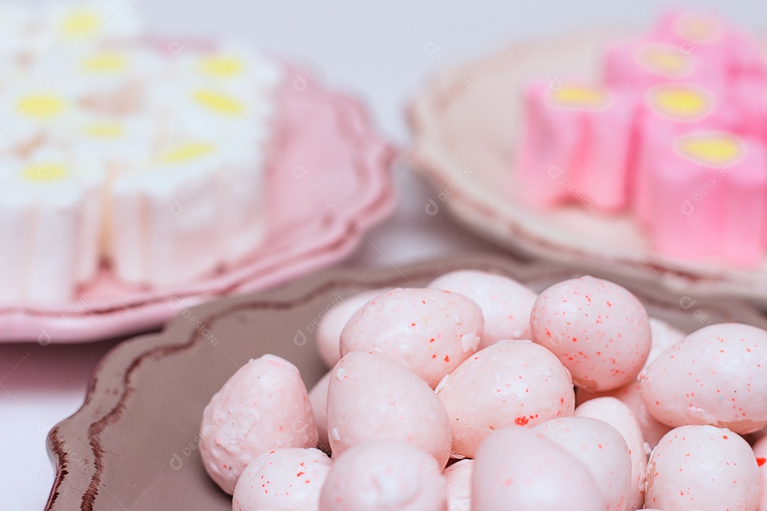 Pequenas tigelas com ovos de Páscoa e bombons