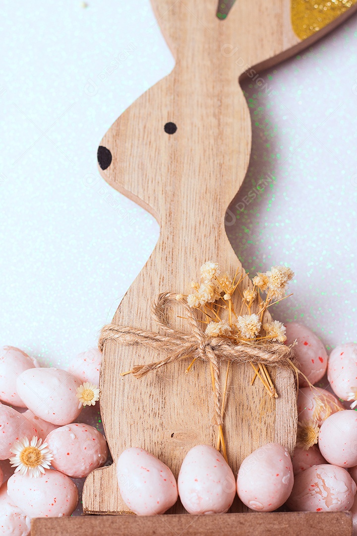 Pequenas tigelas com ovos de Páscoa e bombons