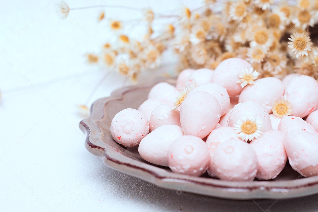 Pequenas tigelas com ovos de Páscoa e bombons